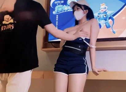 Người đẹp bán TV và khách hàng may mắn