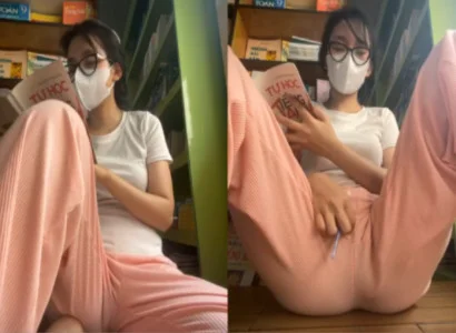 Em vừa mở sách vừa nhét sextoy vào lồn