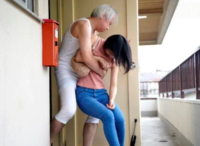 Cô vợ trẻ mới cưới bị bố chồng già bóp