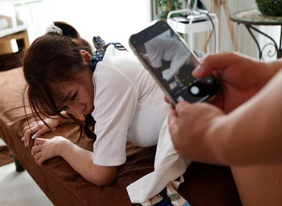 Đang triệt lông không kiềm chế được nên đè ra hiếp