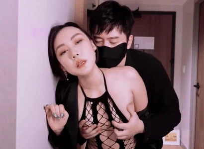 Người phụ nữ bán thân cho sếp để có tiền trả nợ cho chồng