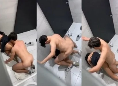 Họ bị bắt gặp đang quan hệ trong WC
