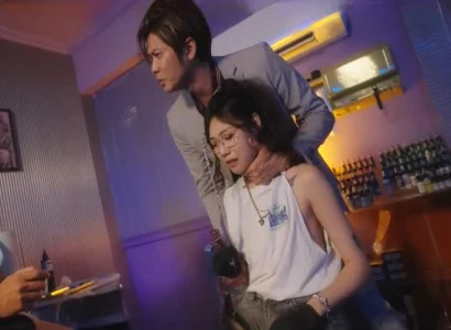 Cô gái xinh đẹp bị chén bởi đám đông