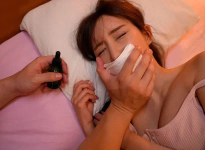 Kẻ đó dùng thuốc mê cho cô em họ xinh đẹp rồi quan hệ
